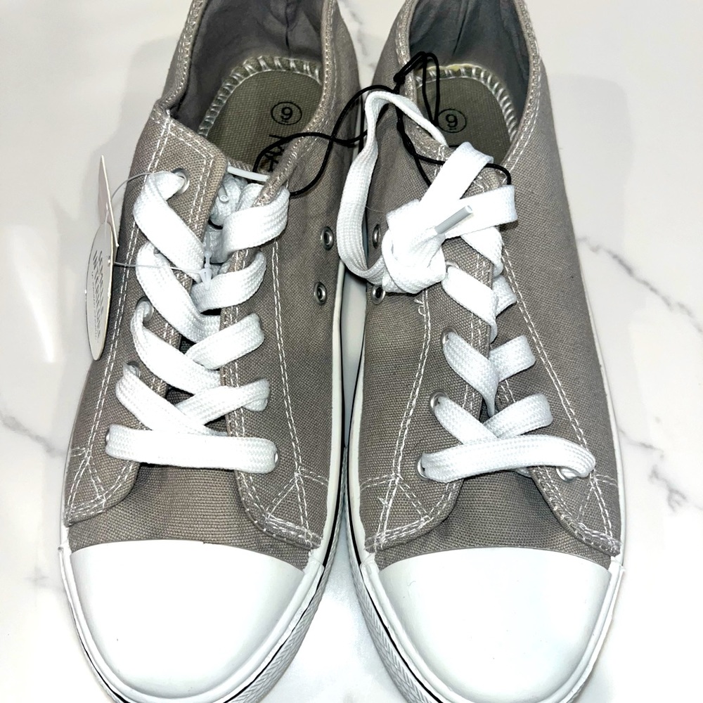 New Women’s SZ 9 Memory Foam Sneaker